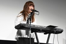 主題歌「はなびら」を歌う奥華子。