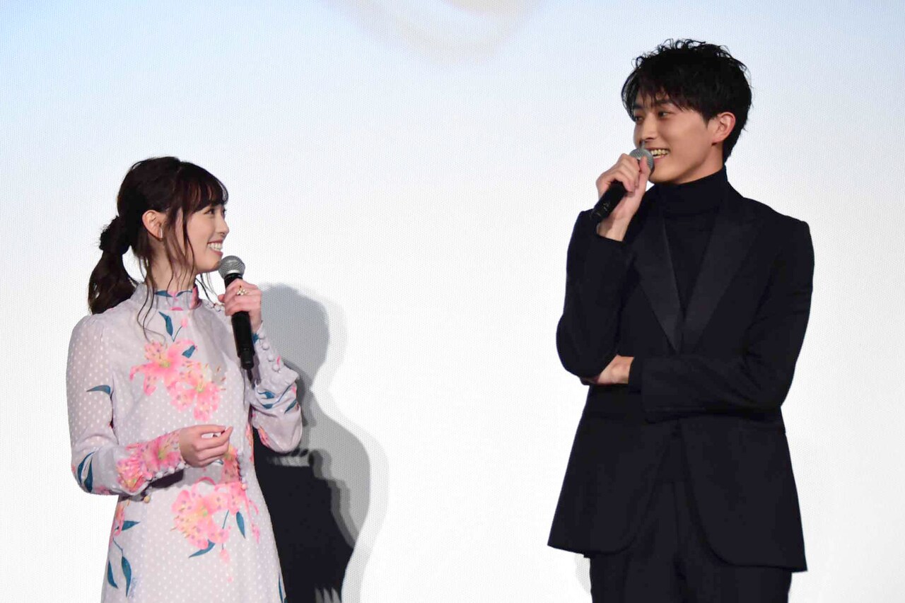 左から福原遥、杉野遥亮。 - 杉野遥亮が「羊とオオカミの恋と