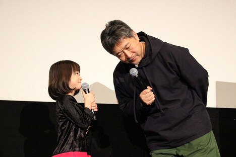 是枝裕和（右）に質問する佐々木みゆ（左）。