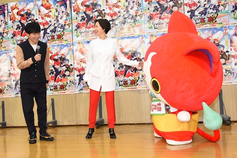 左から渡部建、木村佳乃、ジバニャン。