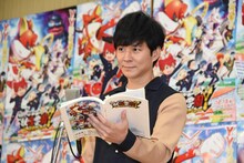 アフレコに挑戦する渡部建。