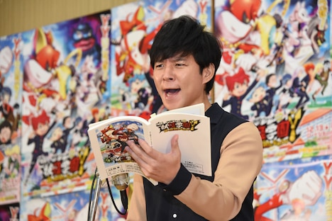 アフレコに挑戦する渡部建。