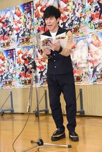 アフレコに挑戦する渡部建。