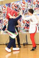 寺刃ジンペイ（左）とハイタッチする木村佳乃（右）。