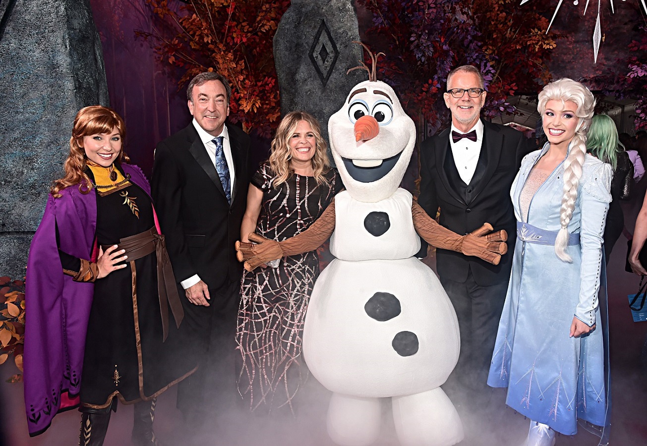 「アナと雪の女王2」ワールドプレミアより、ピーター・デル・ヴェッコ（左から2番目）、ジェニファー・リー（左から3番目）、クリス・バック（右から2番目）。