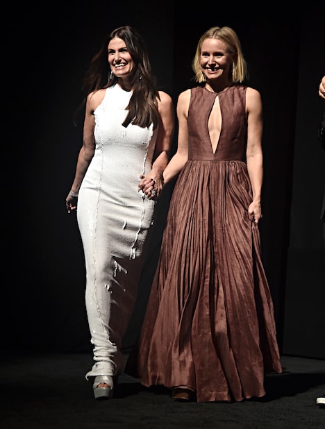 左からイディナ・メンゼル、クリステン・ベル。