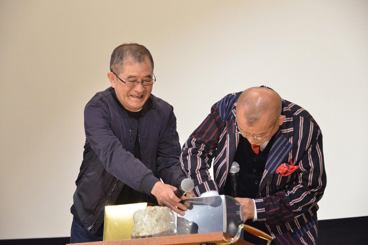 平山秀幸（左）と抽選を行う笑福亭鶴瓶（右）。