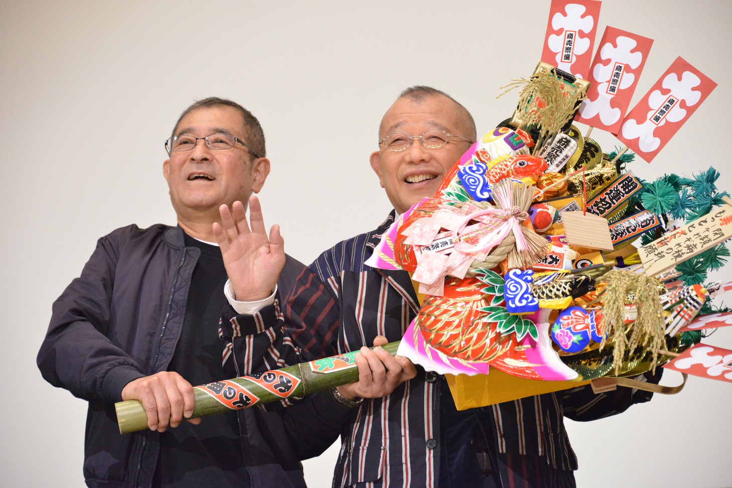 「閉鎖病棟―それぞれの朝―」公開記念舞台挨拶の様子。左から平山秀幸、笑福亭鶴瓶。