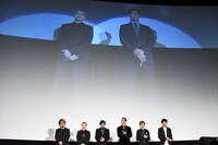 スクリーンに映し出された大阪会場の今市隆二（左）と小林直己（右）。