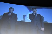 スクリーンに映し出された大阪会場の今市隆二（左）と小林直己（右）。