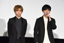 左から佐藤大樹、井上博貴監督。