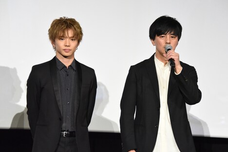 左から佐藤大樹、井上博貴監督。