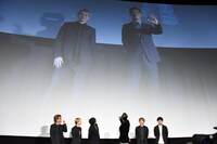 スクリーンに映し出された大阪会場の今市隆二（左）と小林直己（右）。