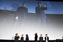 スクリーンに映し出された大阪会場の今市隆二（左）と小林直己（右）。