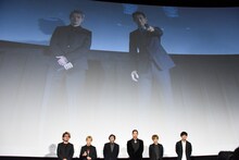 ライブビューイング会場の歓声をマイクで拾おうとする小林直己（右）。