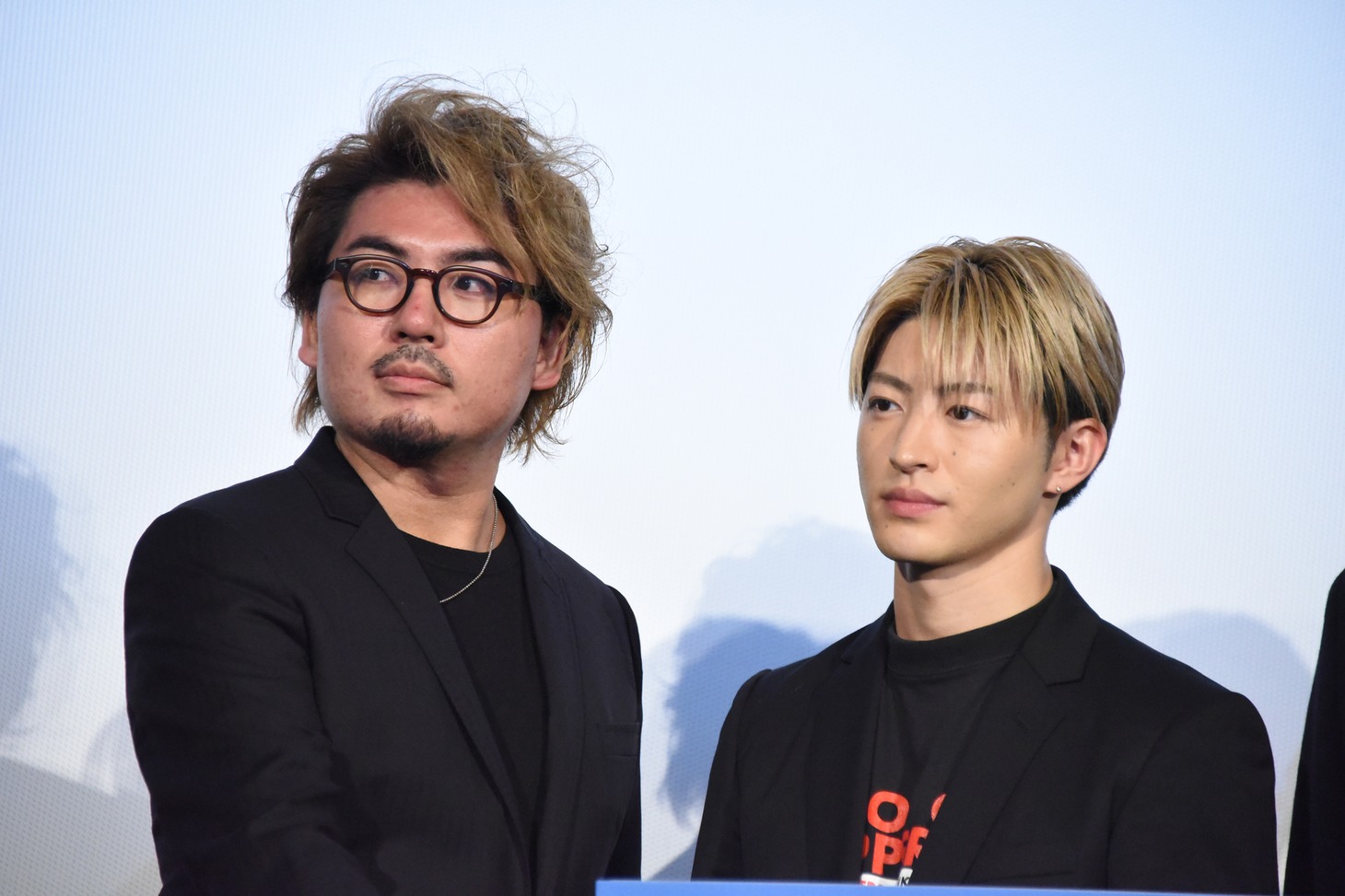 左から洞内広樹、佐野玲於。
