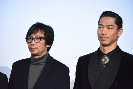 左から行定勲監督、AKIRA。
