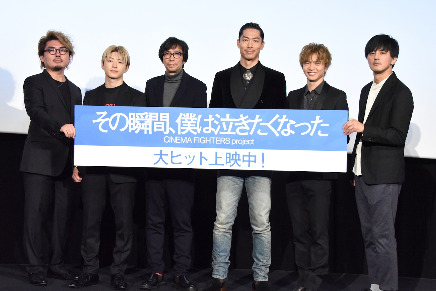 左から洞内広樹監督、佐野玲於、行定勲監督、AKIRA、佐藤大樹、井上博貴監督。