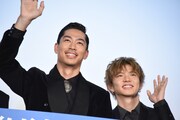 左からAKIRA、佐藤大樹。