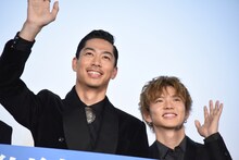 左からAKIRA、佐藤大樹。