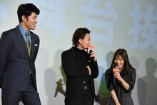 左から鈴木亮平、佐藤健、松岡茉優。