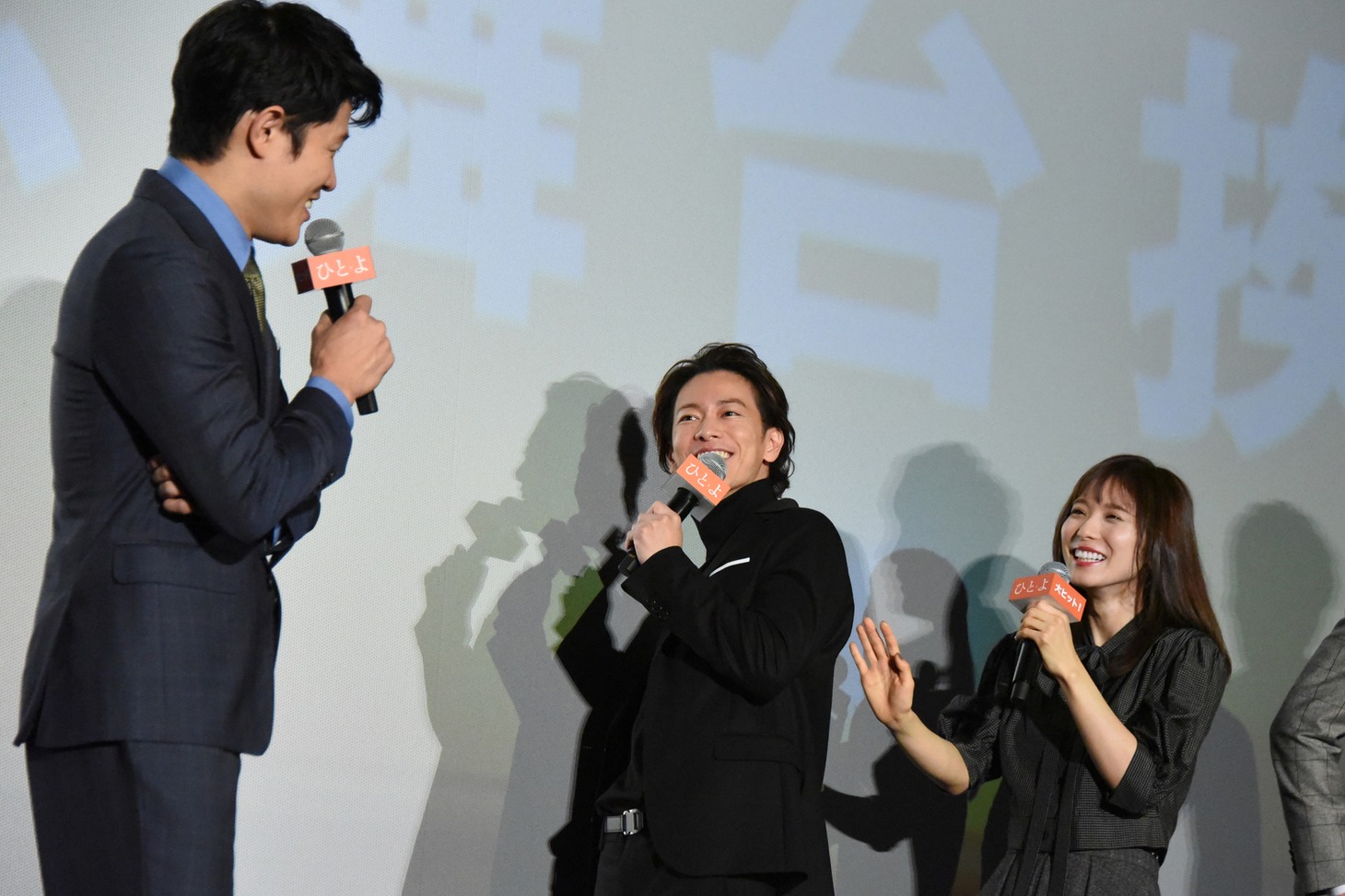 鈴木亮平（左）に肩を掴まれたシーンを回想する佐藤健（中央）。