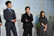 左から鈴木亮平、佐藤健、松岡茉優。