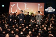 「ひとよ」公開記念舞台挨拶の様子。左から白石和彌、MEGUMI、鈴木亮平、佐藤健、松岡茉優、佐々木蔵之介。
