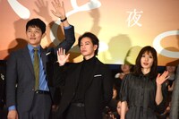 左から鈴木亮平、佐藤健、松岡茉優。