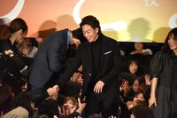 ファンと握手する佐藤健（中央右）。