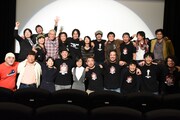 「クライングフリーセックス～Never Again!」舞台挨拶後のキャスト・スタッフたち。