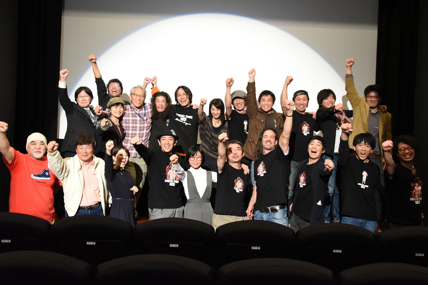 「クライングフリーセックス～Never Again!」舞台挨拶後のキャスト・スタッフたち。