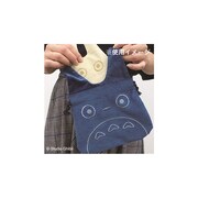 「中トトロ巾着 コーデュロイ」（税込1540円）と「小トトロティッシュケース コーデュロイ」（税込み935円）。