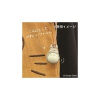 「大トトロトート コーデュロイ」（税込1760円）と「ころ鈴根付 大トトロ（ちゃひも）」（税込880円）。