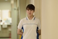 「歩けない僕らは」より、宇野愛海演じる宮下遥。