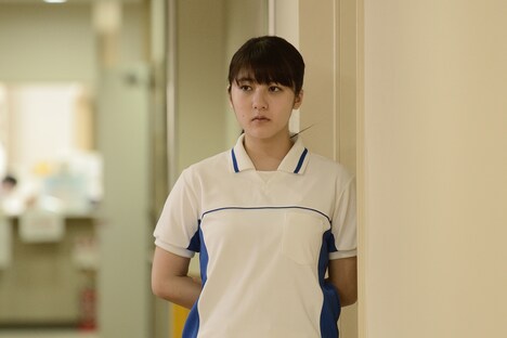 「歩けない僕らは」より、宇野愛海演じる宮下遥。