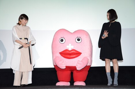 左から伊藤沙莉、生理ちゃん、二階堂ふみ。