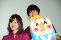 左から松風理咲、“童貞くん”を持つ須藤蓮。