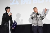 困惑する葵揚（右）を見守る水沢林太郎（左）。