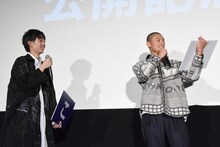 困惑する葵揚（右）を見守る水沢林太郎（左）。