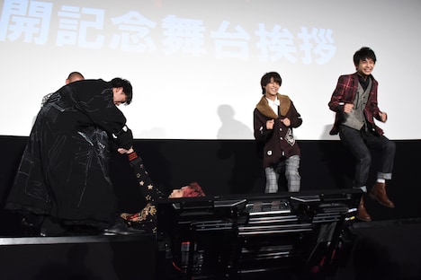 ダンス対決の様子。ステージに寝転び、メンバーに手足を振ってもらう田中樹（左から3人目）と、真面目にダンスをする高橋海人（左から4人目）、「麒麟の子」の振り付けを織り込みながら踊る佐藤勝利（左から5人目）。