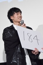 歩数計のカウント数を発表する水沢林太郎。