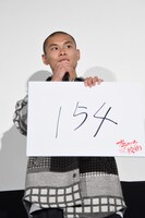 歩数計のカウント数を見せる葵揚。