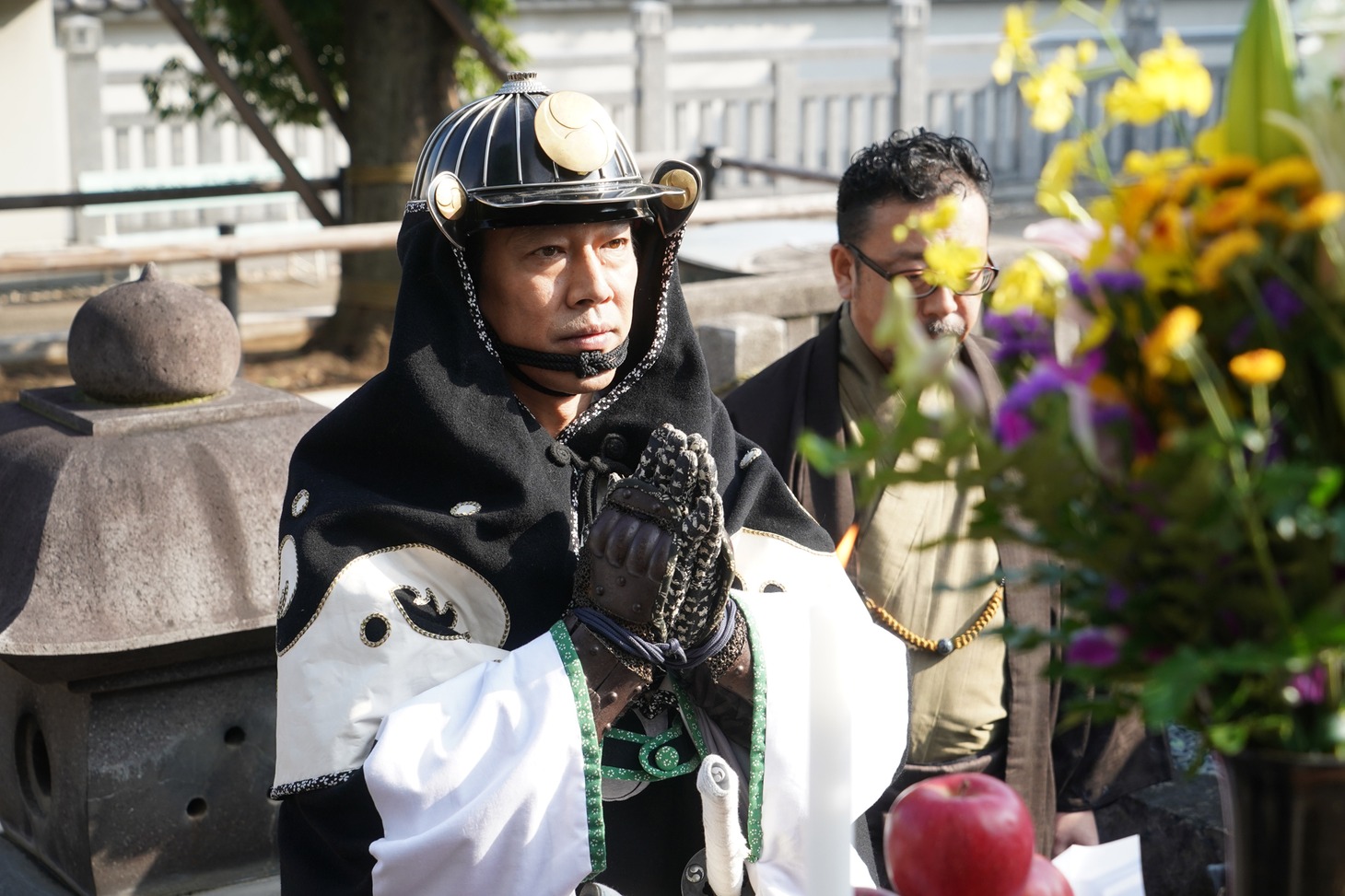赤穂義士の墓参りをする堤真一。