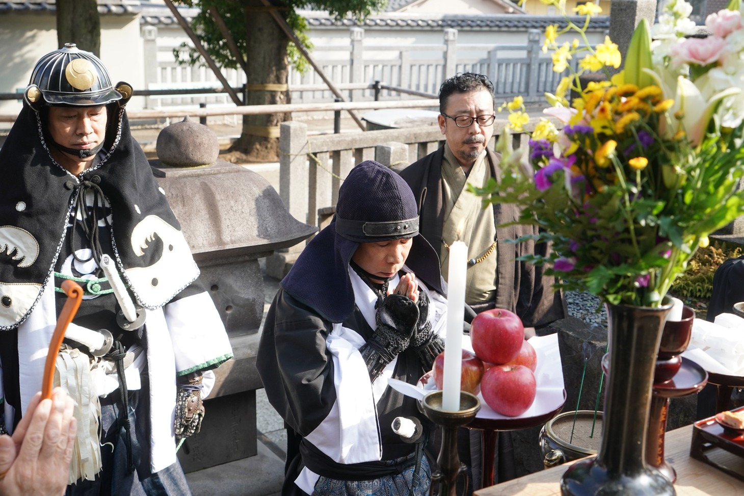 赤穂義士の墓参りをする岡村隆史（中央）。