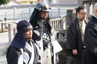 大ヒット祈願の祈祷を受ける岡村隆史（左）、堤真一（中央）、中村義洋（右）。