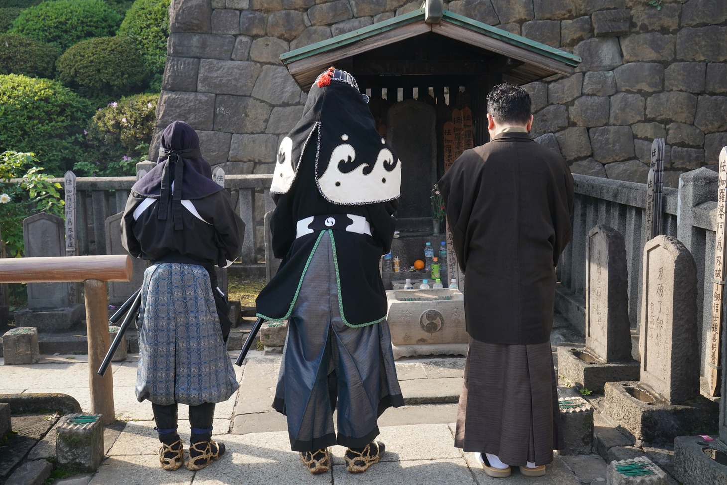 大石内蔵助の墓参りをする岡村隆史（左）、堤真一（中央）、中村義洋（右）。