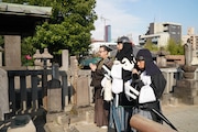 大石内蔵助の墓参りをする中村義洋(左)、堤真一(中央)、岡村隆史(右)。