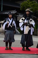 火消し装束で登場した岡村隆史（左）と堤真一（右）。