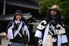 左から岡村隆史、堤真一。